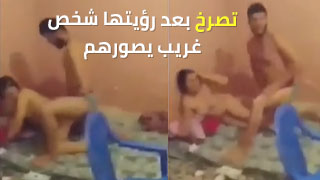 فتاة جزائرية تمارس الحب مع حبيبها وتصرخ عند رؤيتها لشخص غريب يلتقط صورًا لهم - سكس